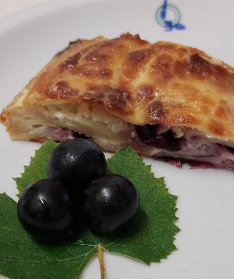 skutna pogača z domačim grozdjem