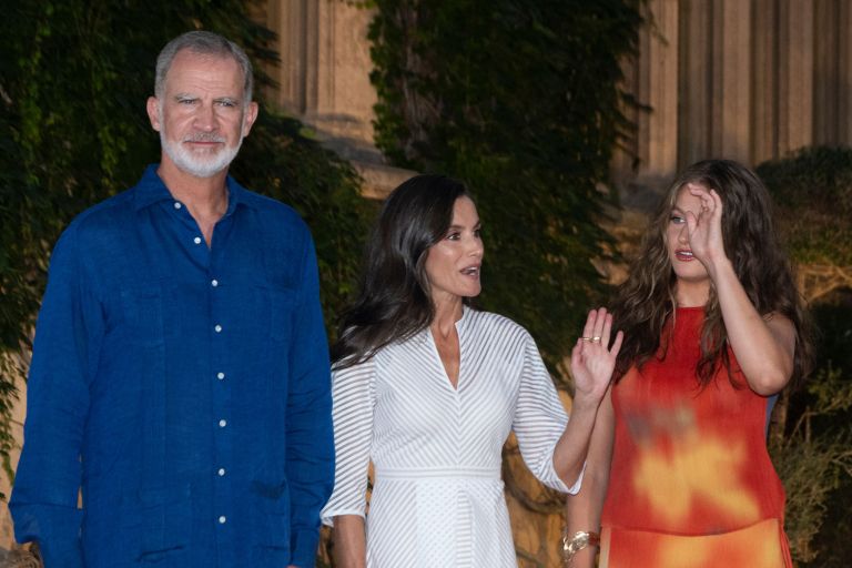 Letizia med roboti, nato v deželo Božička
