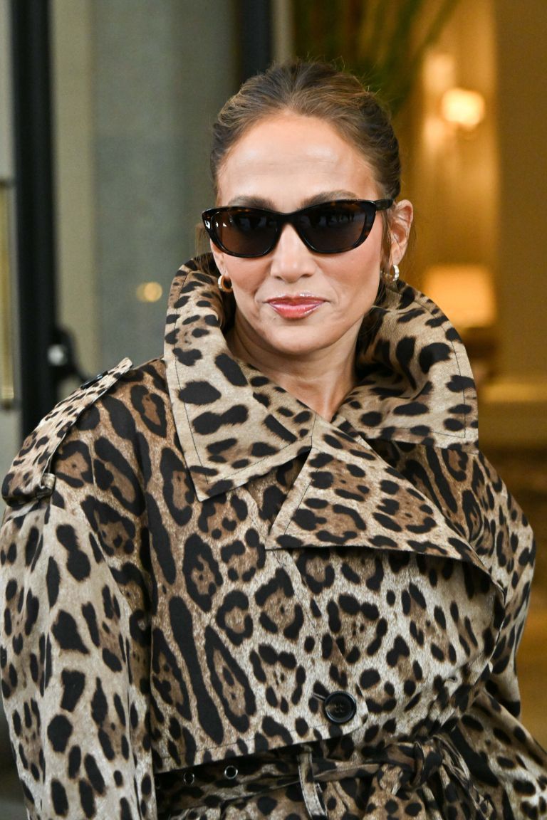 V drznem leopardjem kompletu Dolce & Gabbana je dokazala, da maksimalizem ostaja njen zaščitni znak.