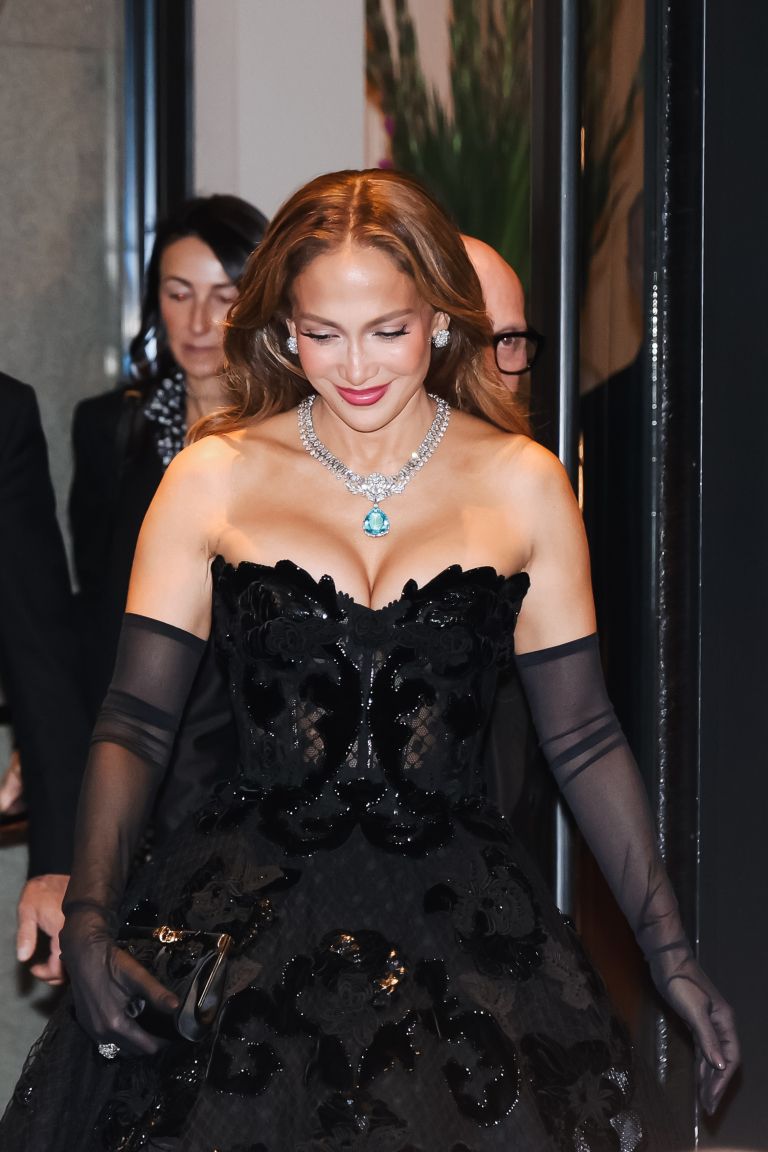 Črna obleka, prosojne rokavice in dragocen nakit: Jennifer je v Milano prinesla pravi hollywoodski glamur.
