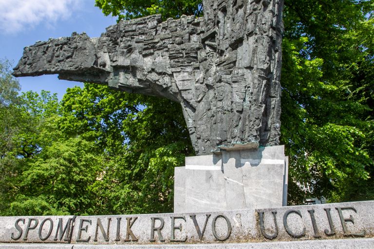 UV spomenik revolucije Marko Vavpotic.jpg