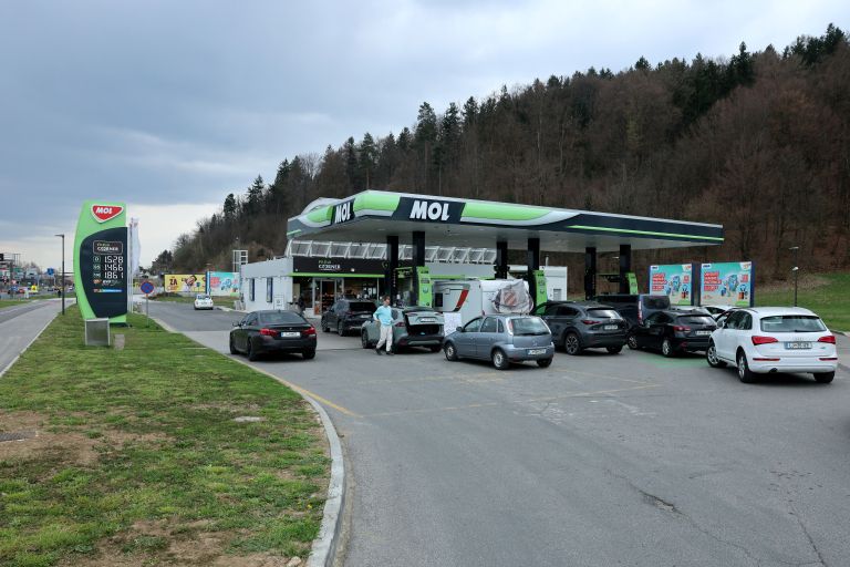 gorivo, črpalka, razlitje, dolivanje