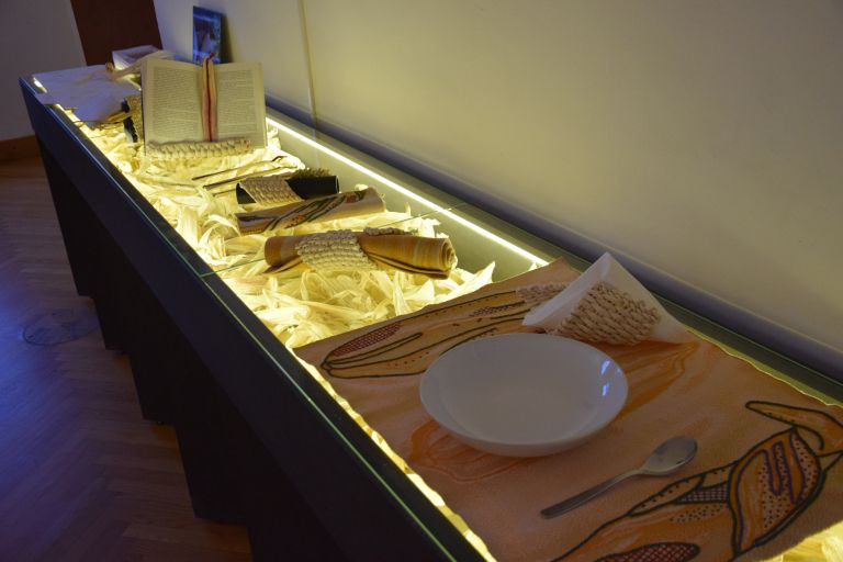 pletarstvo, razstava, pomelaj, med-nitmi-preplet-tradicije-in-sodobnosti