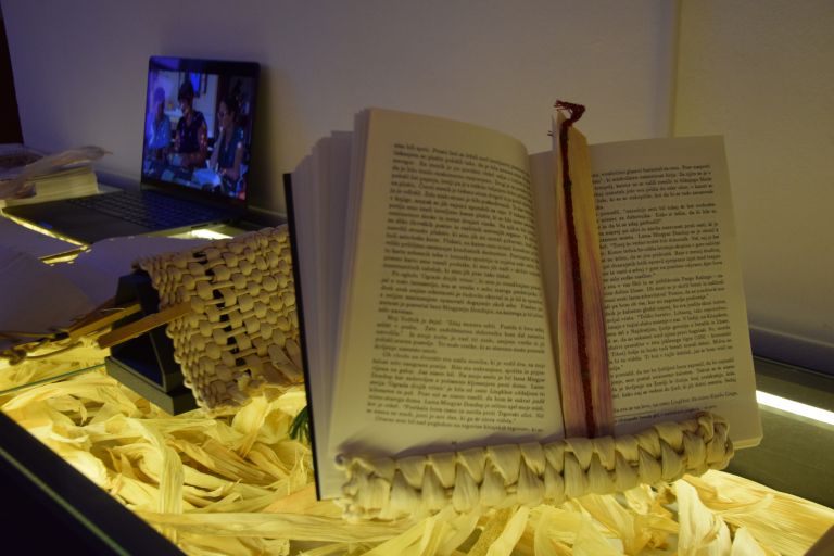 pletarstvo, razstava, pomelaj, med-nitmi-preplet-tradicije-in-sodobnosti