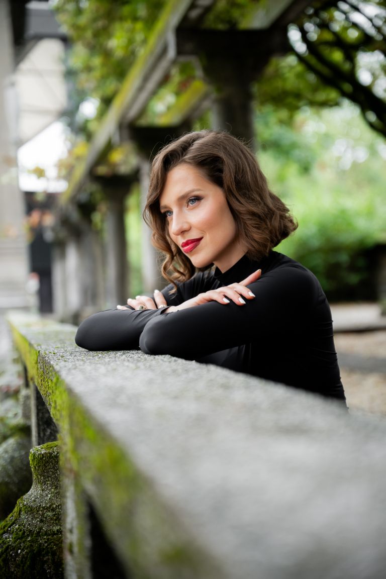 Maja danes veliko bolj kot velike dosežke ceni iskren stik z ljudmi in življenje, v katerem ostaja z