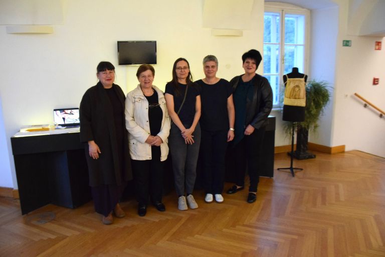 pletarstvo, razstava, pomelaj, med-nitmi-preplet-tradicije-in-sodobnosti