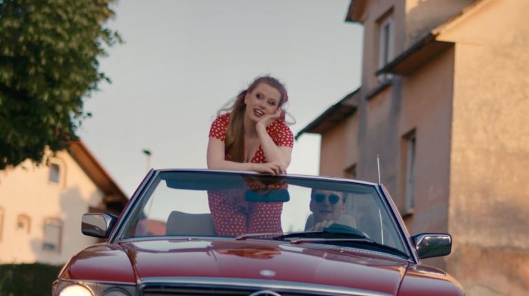 »To je tak komad za v avto. Ko se pelješ na žurko ali ko si želiš malo polepšati dan.«