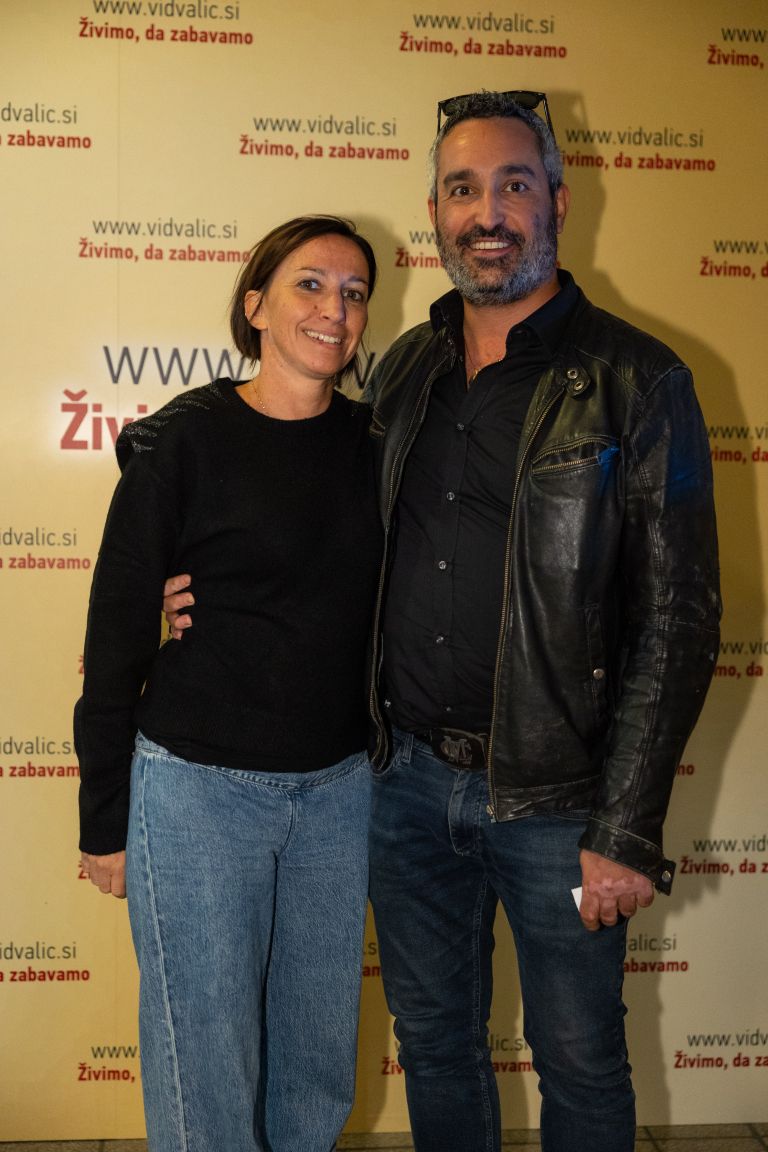 Jari Jarc (s prijateljico Veroniko) je kot harmonikar Mujo pri Ansamblu Vižintin stopil v velike čevlje legendarnega Ottavia Brajka.