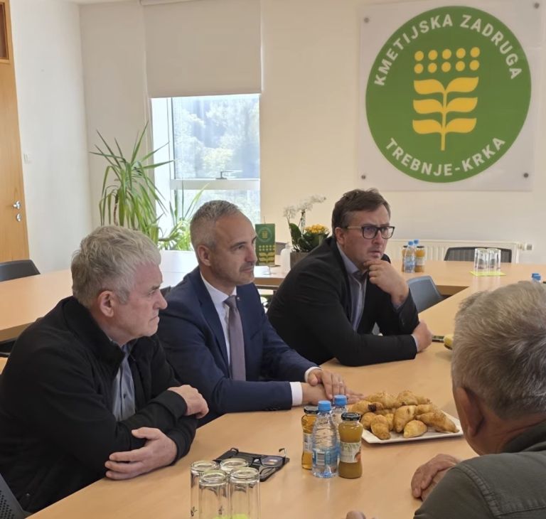 kmetijski-minister-janez-cigler-kralj-ob-obisku-kmetijske-zadruge-trebnje-krka