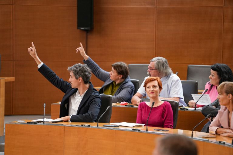 poslanci levice.jpg