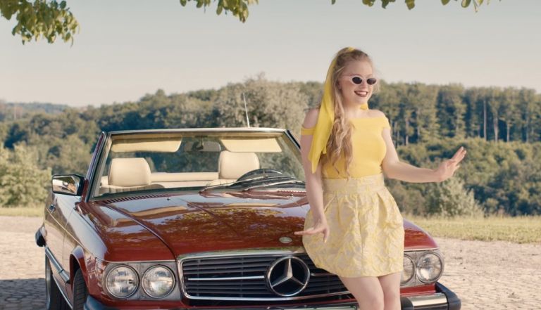 Rdeči Mercedes SL, pred katerim pozira ZÁLI, je zvezda tudi v videospotu legendarnih The Rolling Stones.