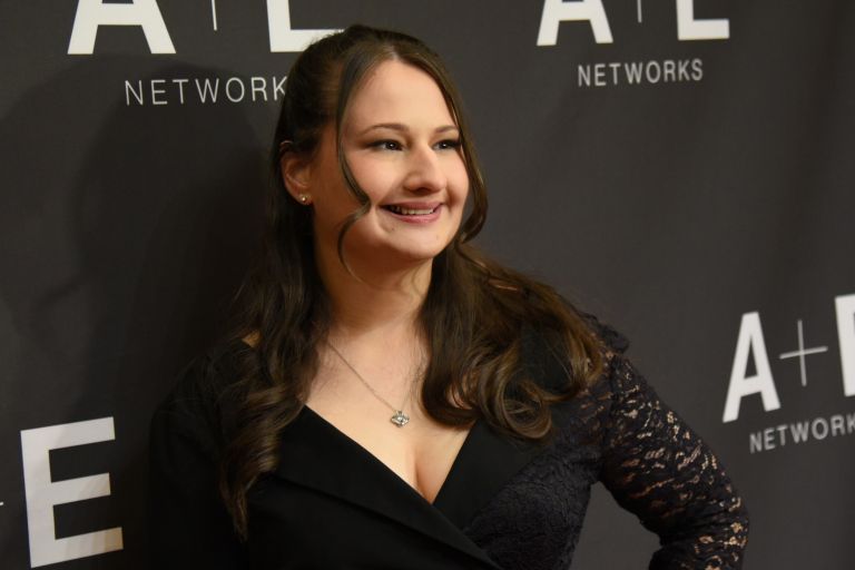 Gypsy Rose Blanchard se je po izpustitvi iz zapora znašla pod silovitim medijskim drobnogledom. Njena življenjska zgodba je že pred tem postala tema dokumentarcev in televizijskih serij.