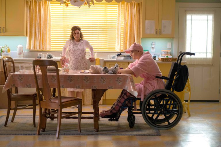 Patricia Arquette kot Dee Dee Blanchard in Joey King kot Gypsy Rose v seriji The Act. Za navidezno skrbnim odnosom matere in hčerke se je skrivala dolgotrajna zloraba in nadzor.