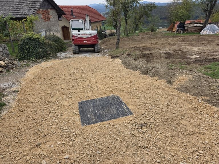 V Občini Mirna Peč z začetkom jeseni nadaljujejo dela na Hmeljčarski gori nad Hmeljčičem na vodovodu Višinska cona sever
