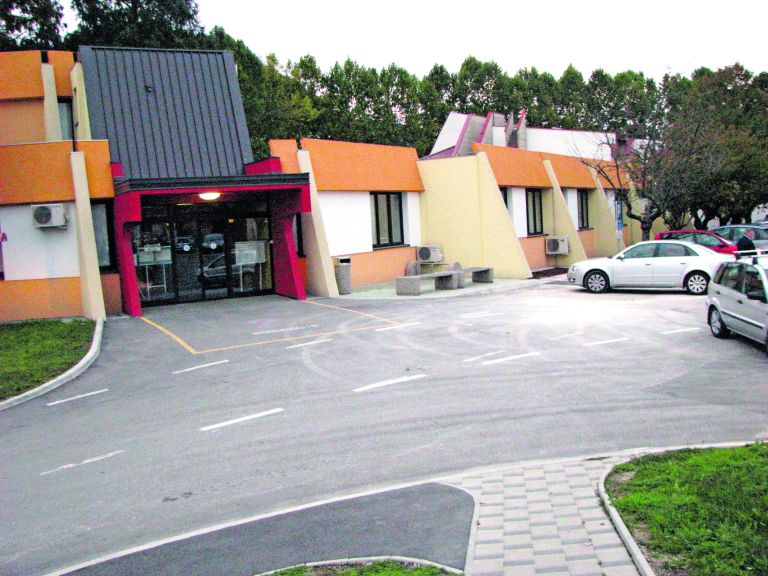 kulturni dom in zdravstvena postaja_9861.JPG