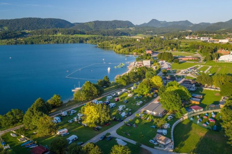 camp plaža jezero poletje.jpg