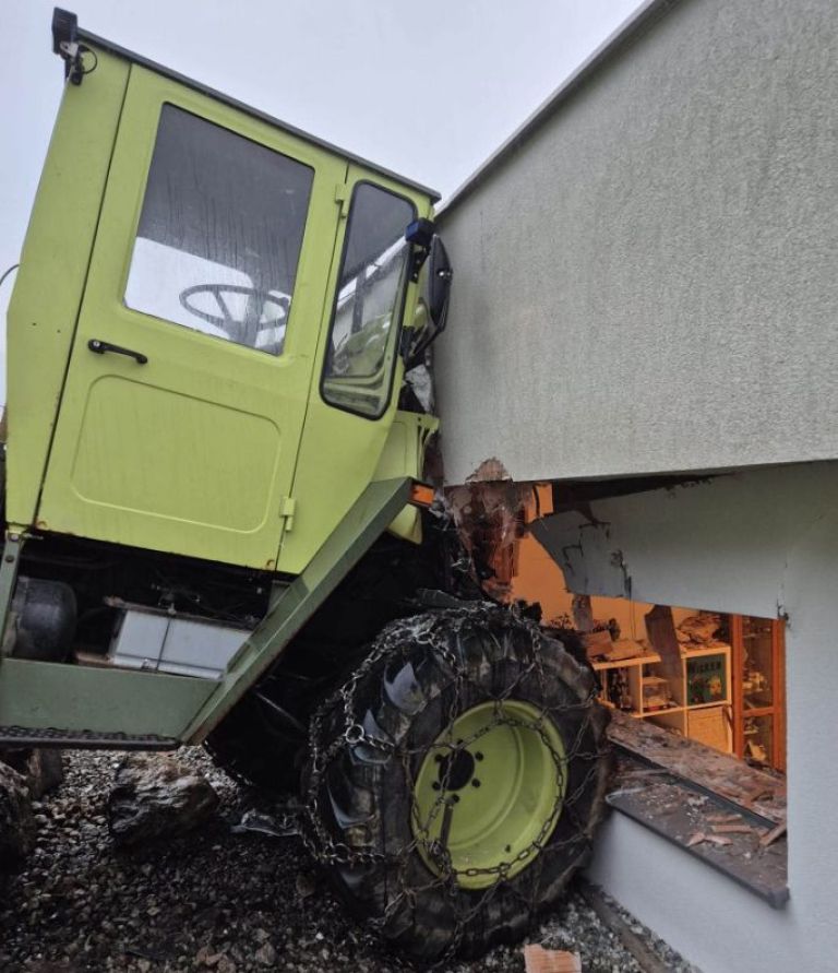 traktor, hiša.jpg