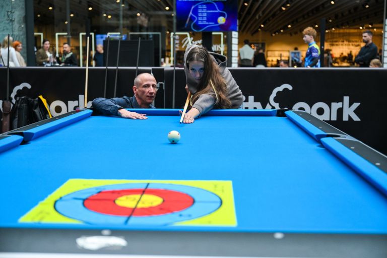 Ena od obiskovalk pod budnim očesom inštruktorja Foto Robert Krumpak.JPG