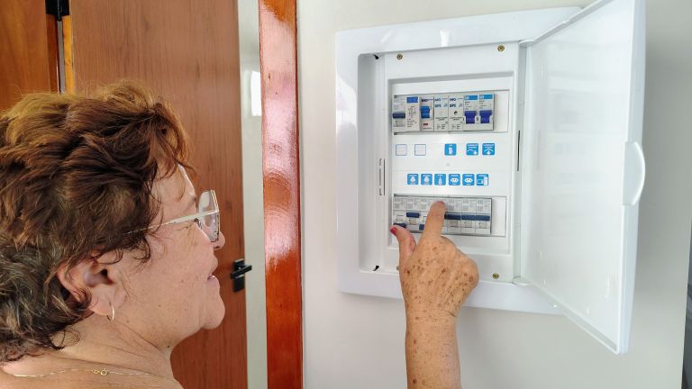 elektrika, prihranek-pri-elektriki, cene-elektrike, soncne-elektrarne