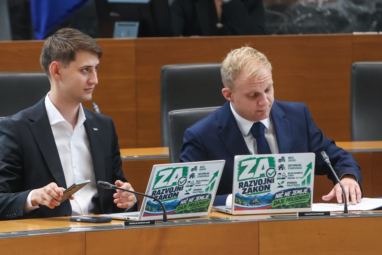 drzavni zbor poslanci.jpg