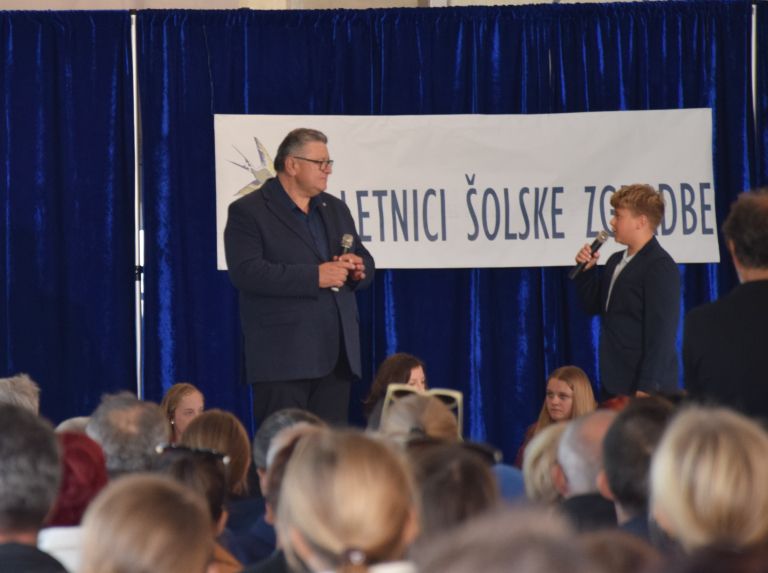 os-tisina, 60-let-solske-zgradbe