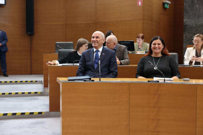 jansa dz poslanska vprasanja