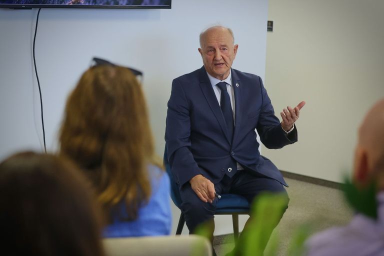 Na novinarskem srečanju je ustanovitelj Elementuma Bojan Pravica govoril tudi o prihajajoči konferenci PIK 2026 Foto STA.jpeg