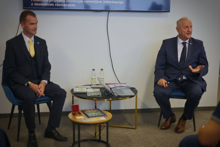 Zbrane sta nagovorila direktor Elementum Slovenija in ustanovitelj podjetja Elementum Bojan Pravica Foto STA.jpeg