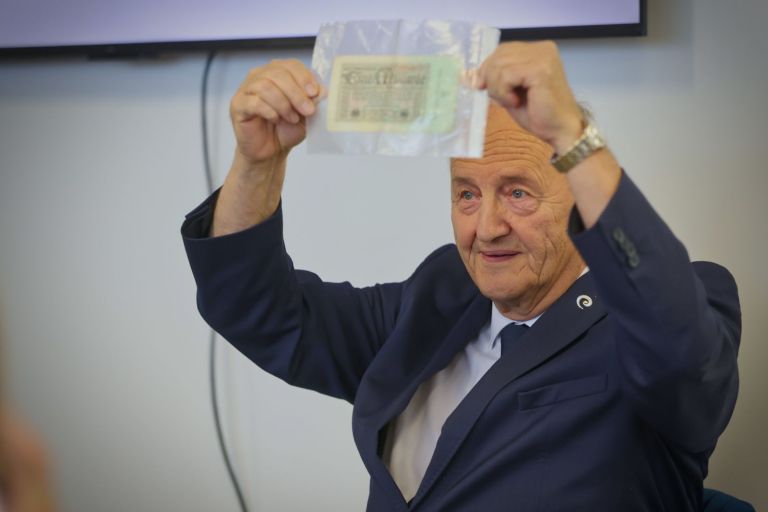Ustanovitelj podjetja Elementum Bojan Pravica je poudaril, da so številne valute, med njimi tudi tolar in dinar, že zdavnaj izginile iz obtoka, medtem ko plemenite kovine svojo vrednost ohranjajo že tisočle.jpeg