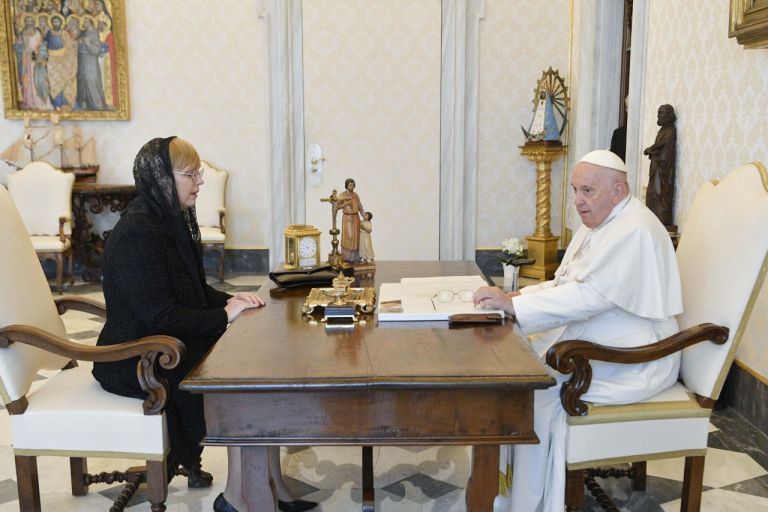 Zasebna-avdienca-predsednice-republike-pri-papezu-Francisku-szj.jpg