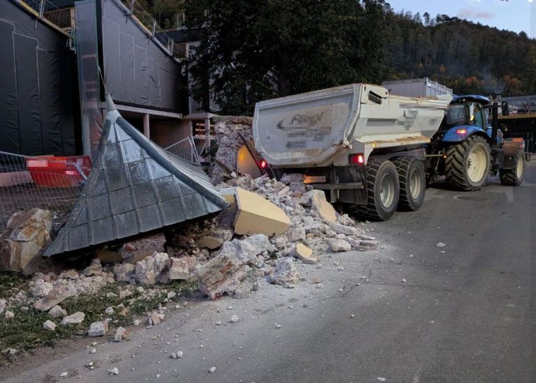 traktor, kapelica.jpg