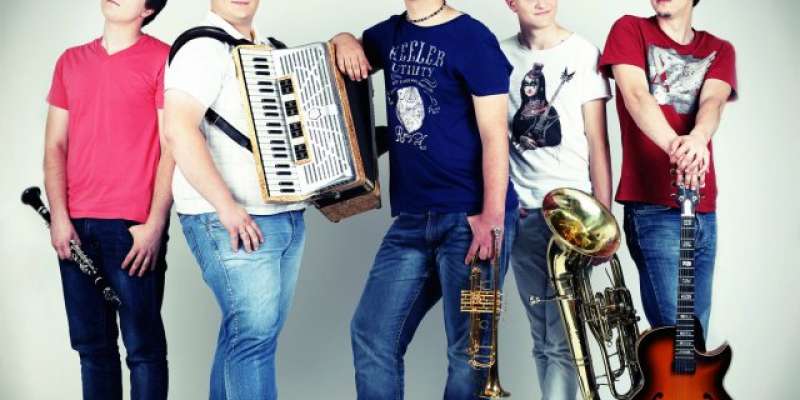 Poskočni muzikanti predstavljajo novo polko Moja nevestica
