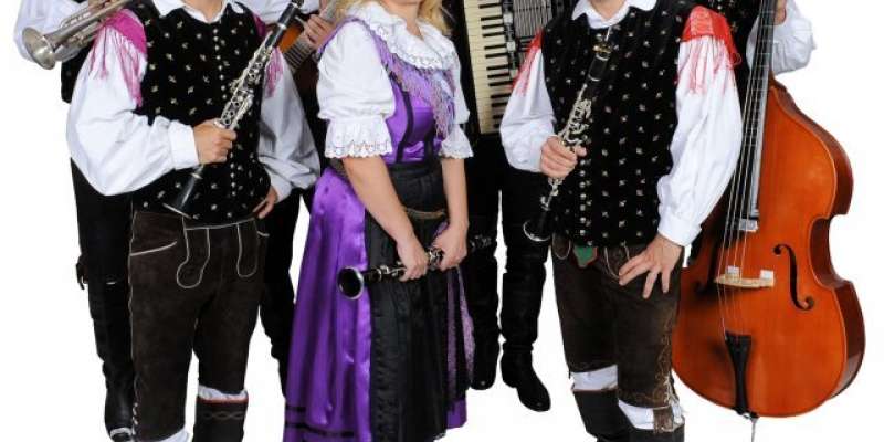 Pri Veri in Originalih imajo, kot kaže, harmoniko pri hiši