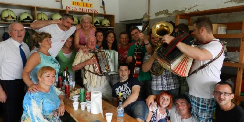 Ansambel Poljanšek z novo videozgodbo Gasilska veselica