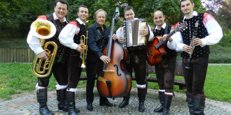 Alfi Nipič in njegovi muzikanti v melodiji Vem, da tiho spiš