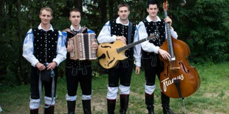Ansambel Opoj s čustveno zgodbo Moja domačija