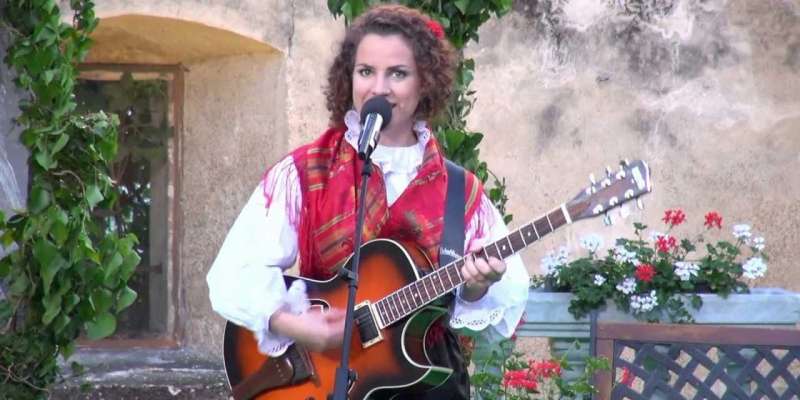 AVDIO: Prosenova Tina bo poročila svojega fantina