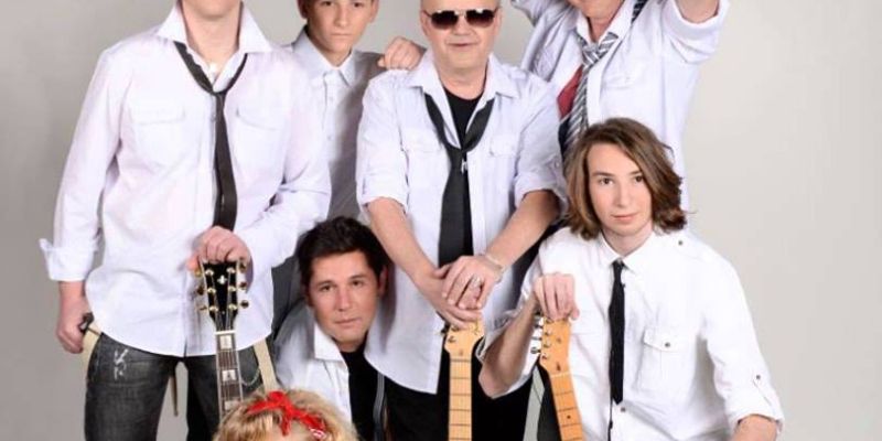 AVDIO: Johnny's band in njihovo dekle