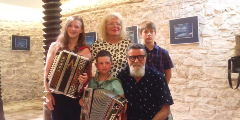 Slovenci s harmoniko navdušili na otoku Šolta!