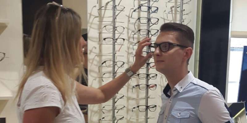 Slovenskemu slavčku peša vid, glede glasu pa menda še ni krize