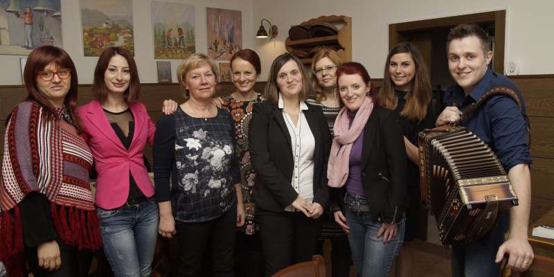 FOTO: Veseljakova dekleta ob dnevu žena poskusila Veseljakovo ploščo