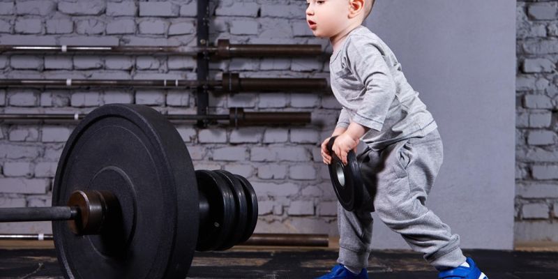 otrok, deček, dvigovanje uteži, telovadnica, fitnes