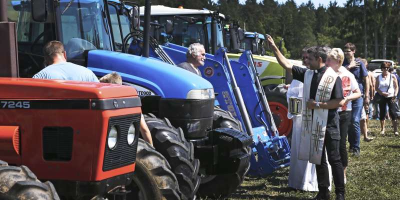 Na 21. Kmečkem prazniku na Dobrovi blagoslovili preko 100 traktorjev!