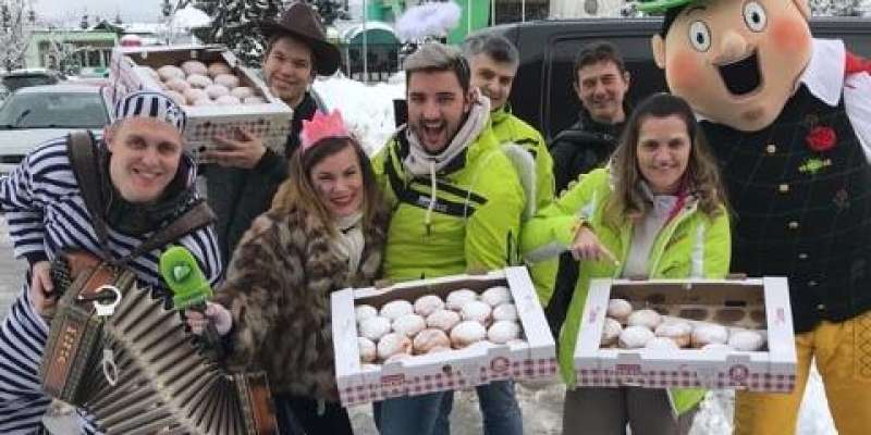FOTO: Veseljaki po Sloveniji delili krofe polnjene z dobro voljo!