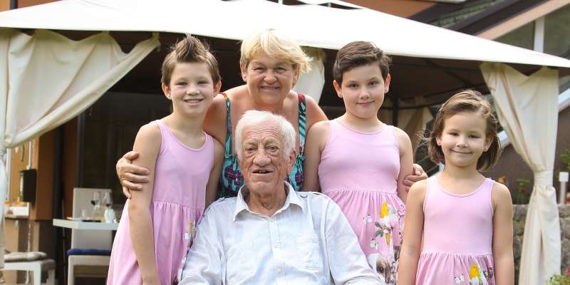 Toni Gašperič srečen z vnukinjami