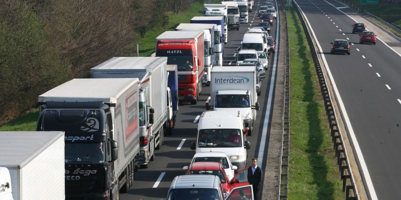 avtocesta zastoj kolona gneca promet.jpeg