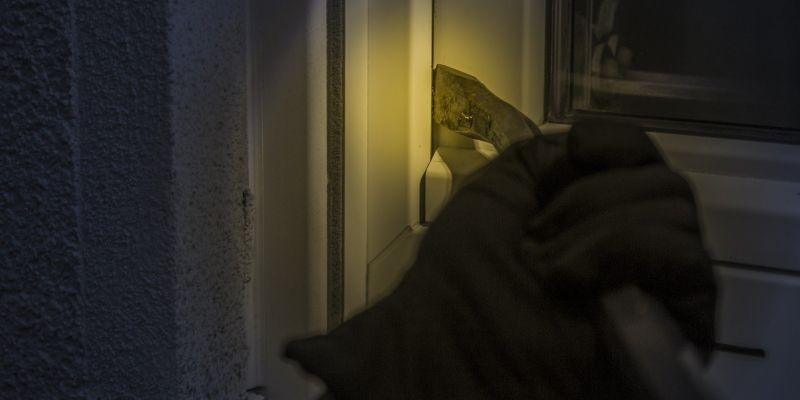 burglar-1678883_1920.jpg