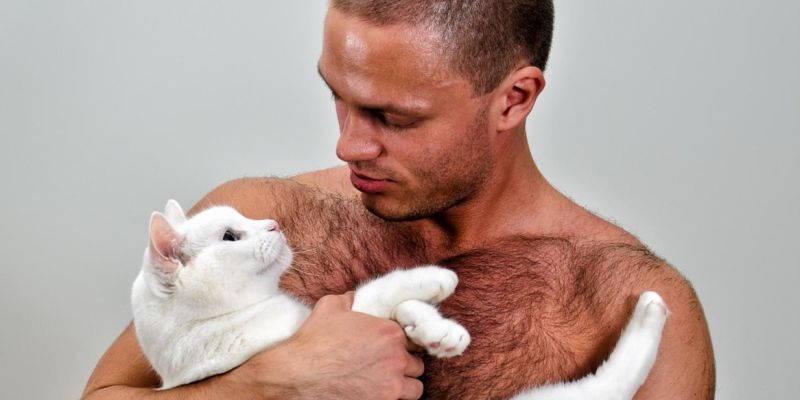 moški z mačko, moški, mačka,