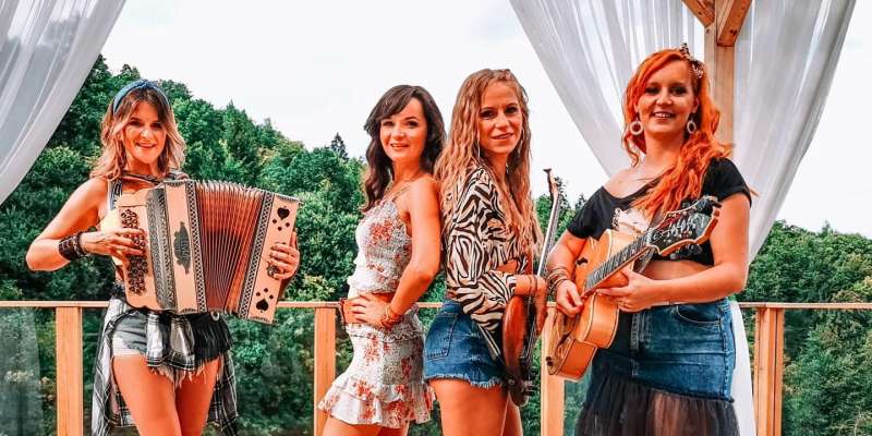 Chicas v novi priredbi 20 let stare uspešnice dvigujejo tlak!