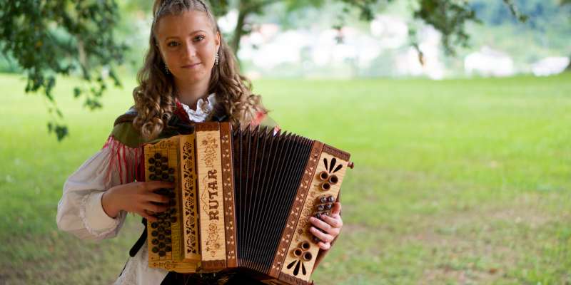 Danaja Grebenc, najstnica, ki s harmoniko osvaja nagrade in svet